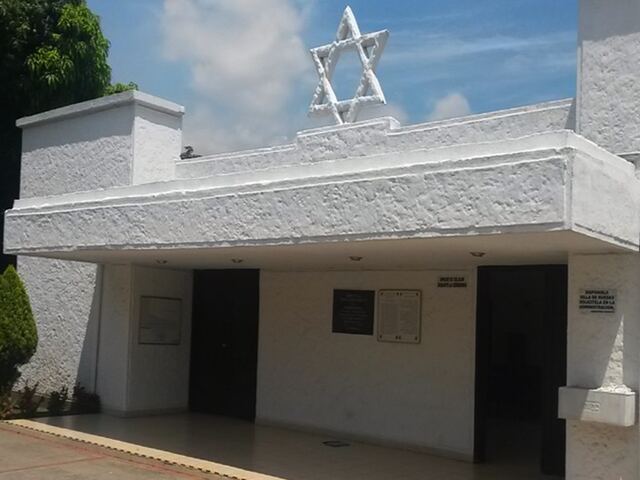 La estrella de David corona la entrada de uno de los edificios del cementerio