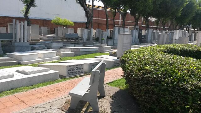 Un rincón para descansar entre las tumbas
