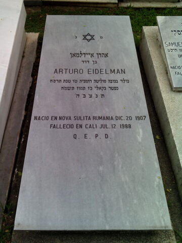 Lápida de Arturo Eidelman