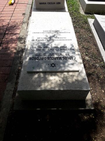 Lápida de Carlos Marcus