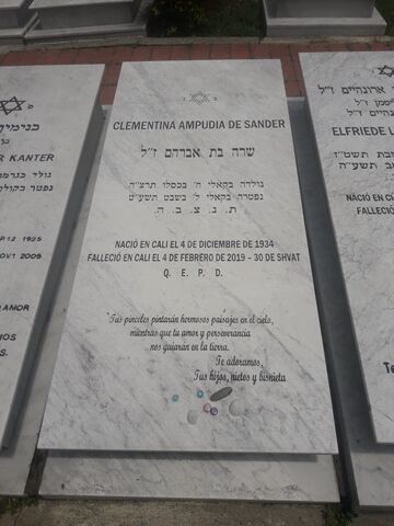 Lápida de Clementina Ampudia de Sander