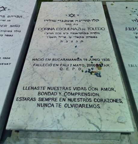 Lápida de Corina Esquenazi de Toledo