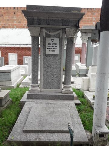Lápida de Dora Nessim