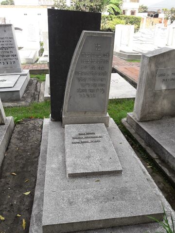 Lápida de Dora Reiner