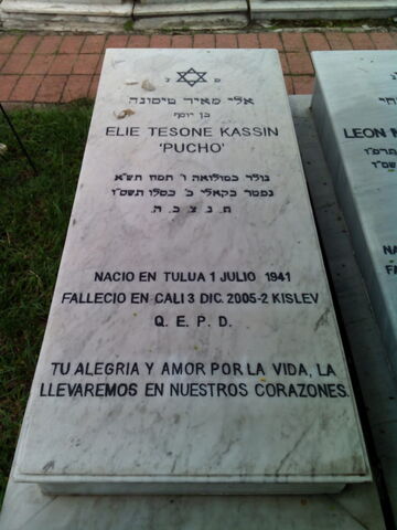 Lápida de Elie Tesone Kasin "Pucho"