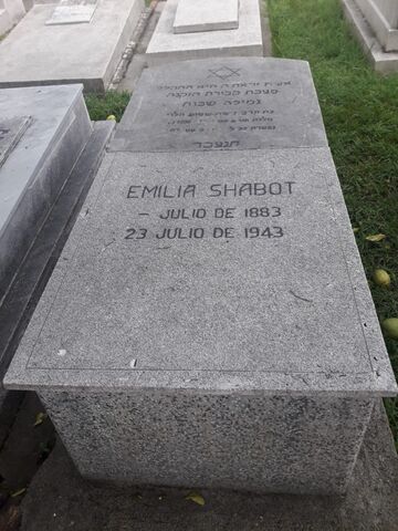 Lápida de Emilia Shabot