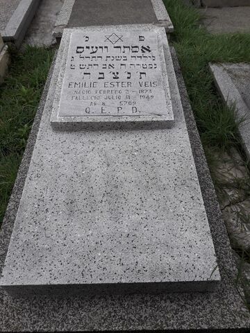Lápida de Emilie Ester Veis