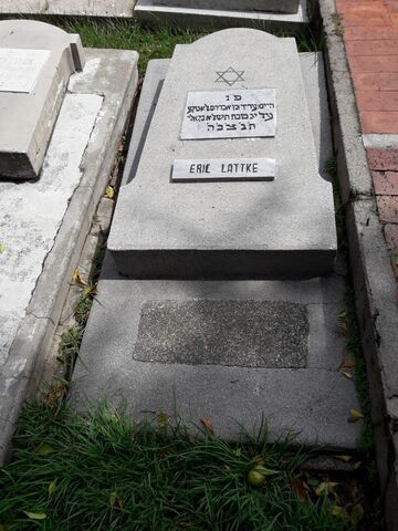 Lápida de Eric Latke