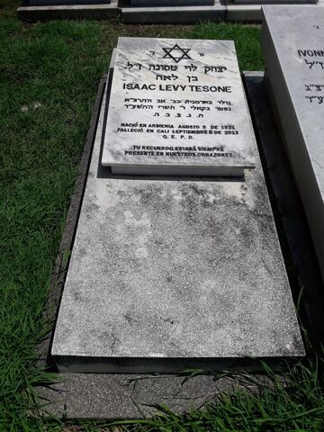 Lápida de Isaac Levy Tesone