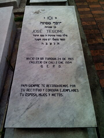 Lápida de Jose Tesone