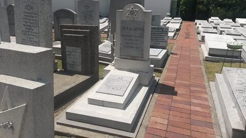 Lápida de Lina R. de Saponar