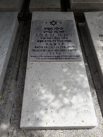 Lápida de Lola de Vataru