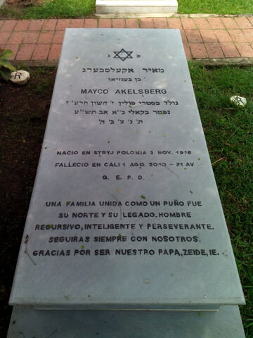 Lápida de Mayco Akelsberg