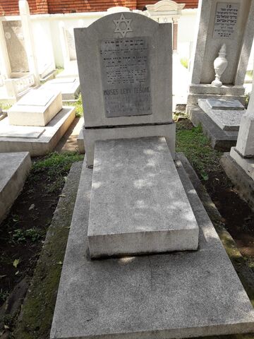 Lápida de Moises Levy Tesone