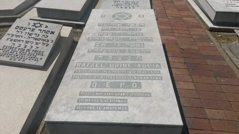 Lápida de Rafael Uribe Aguia