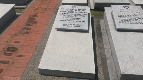 Lápida de Ruth Hundia de Tanura
