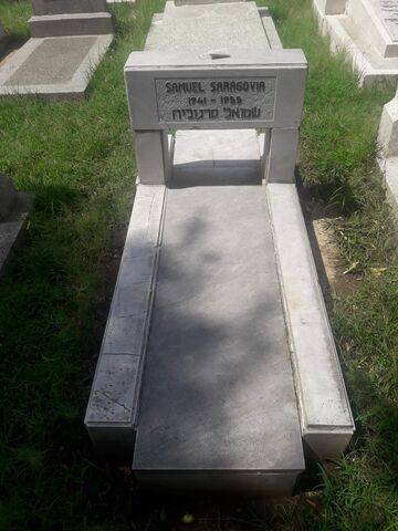 Lápida de Samuel Saragowia (niño)