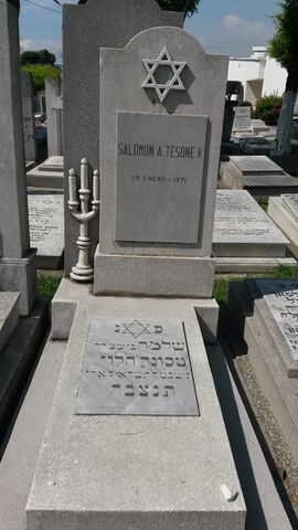 Lápida de Tesone K. Salomon